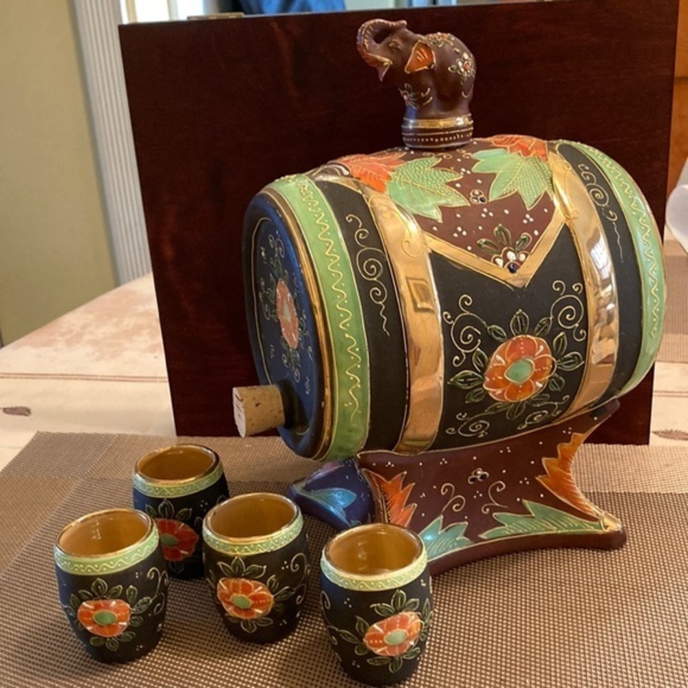 Wonderful VTG Japan Satsumu hand painted sake/tea barrel keg set service for 4